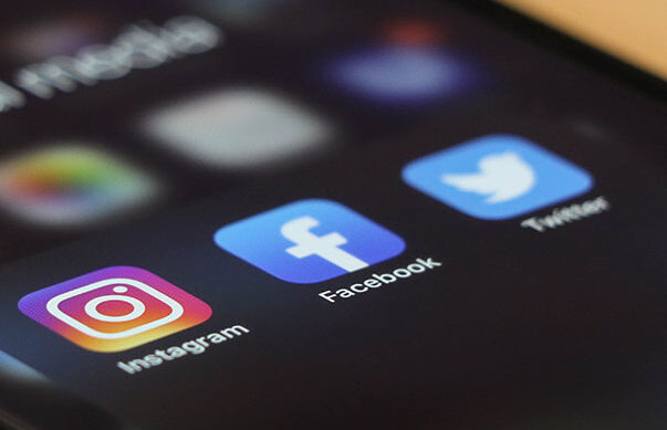 News Sharing and Voting on Social Networks: An Experimental Study